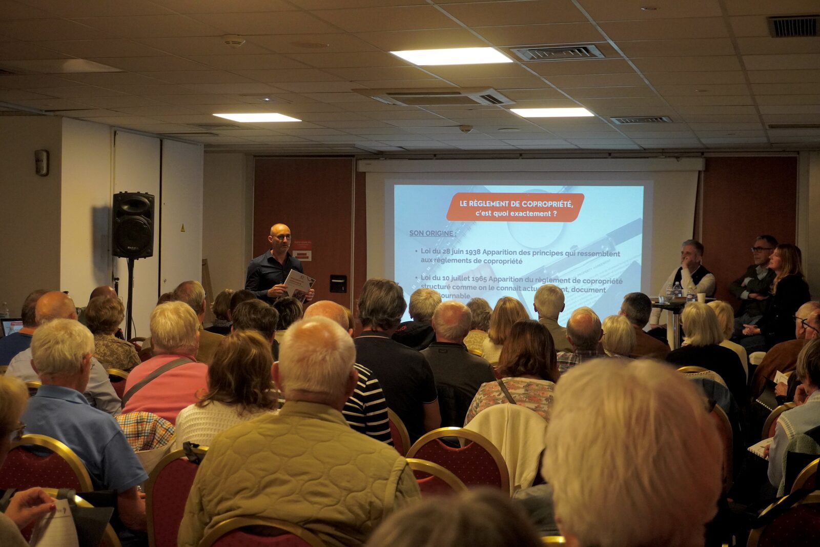 Intervenant devant la slide « Le règlement de copropriété, c'est quoi exactement ? » à Fréjus