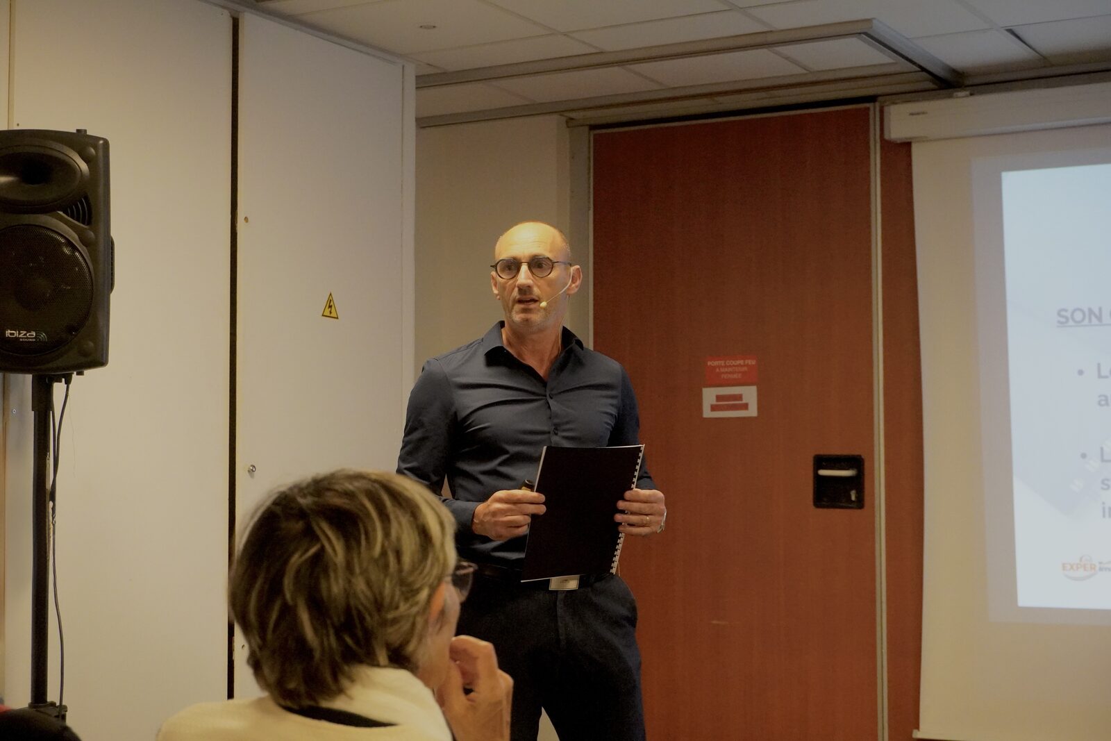 Frédéric Carlhian au micro pendant la conférence Exper'Immo