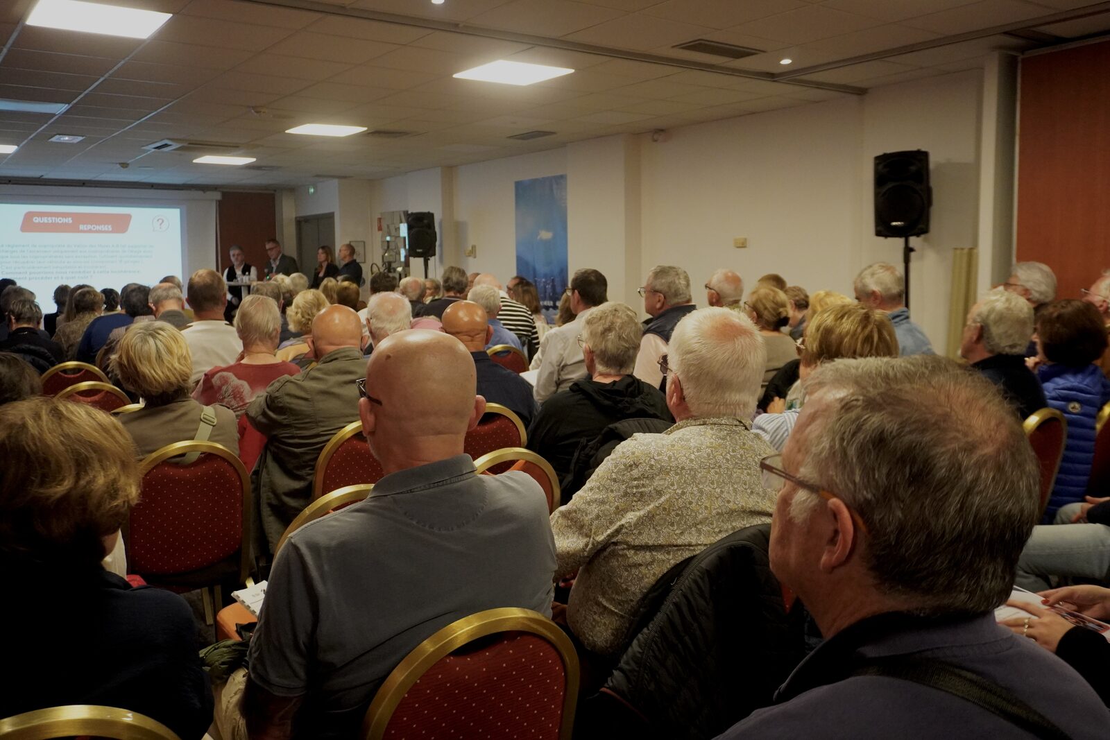 Public attentif pendant la soirée Exper'Immo consacrée au règlement de copropriété